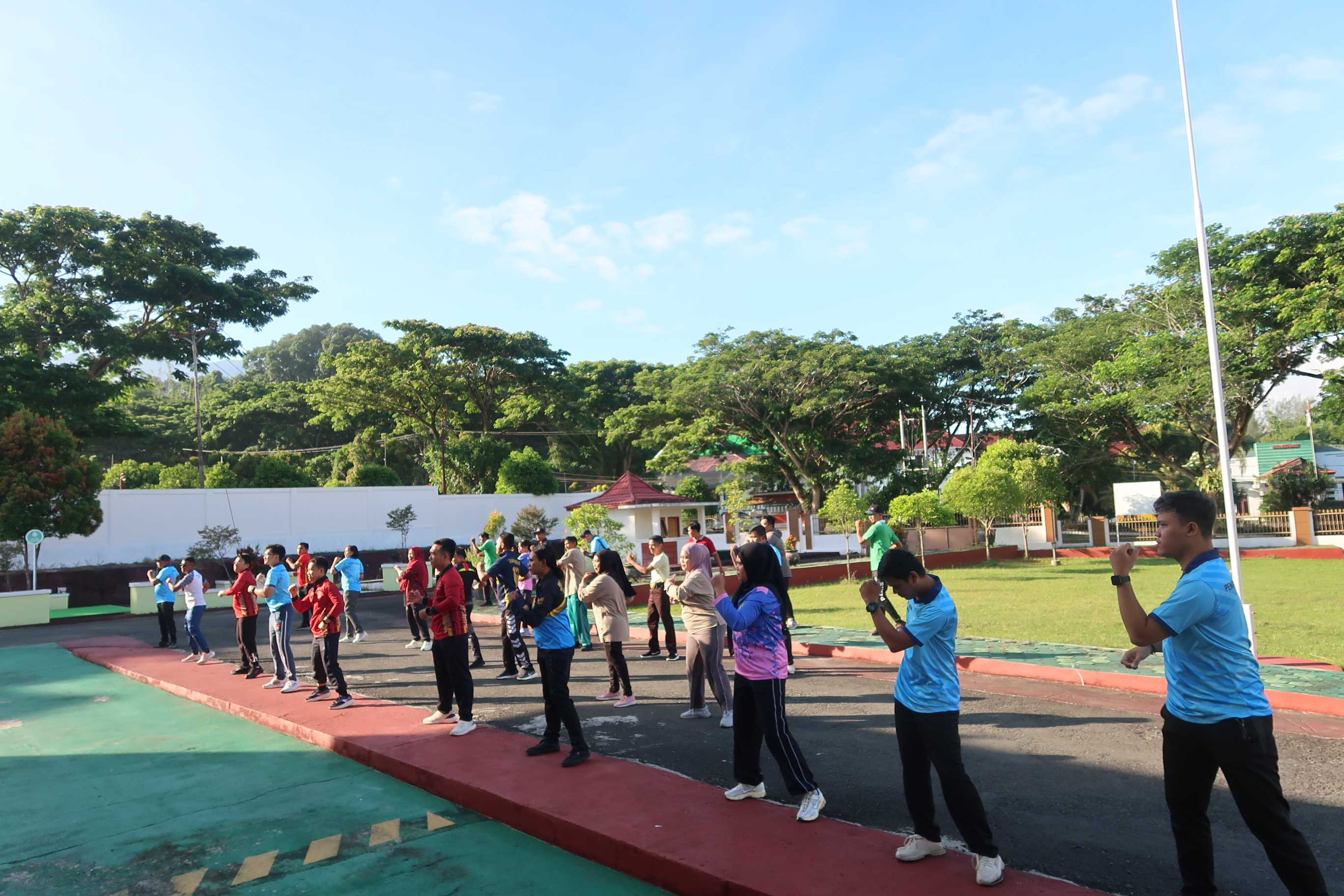 Pengadilan Negeri Labuha Laksanakan Senam Pagi Bersama di Halaman Kantor